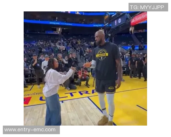 詹姆斯今日穿搭展示肯塔基大学LeBron23PE再掀篮球潮流热潮